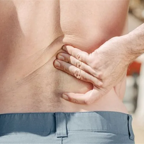 腰を押さえる男性