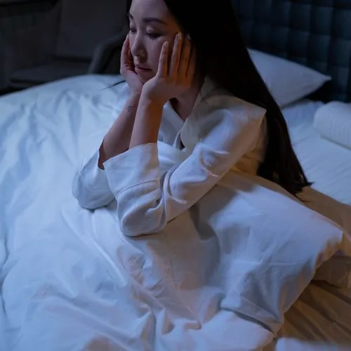 夜に眠れず疲れた様子の女性